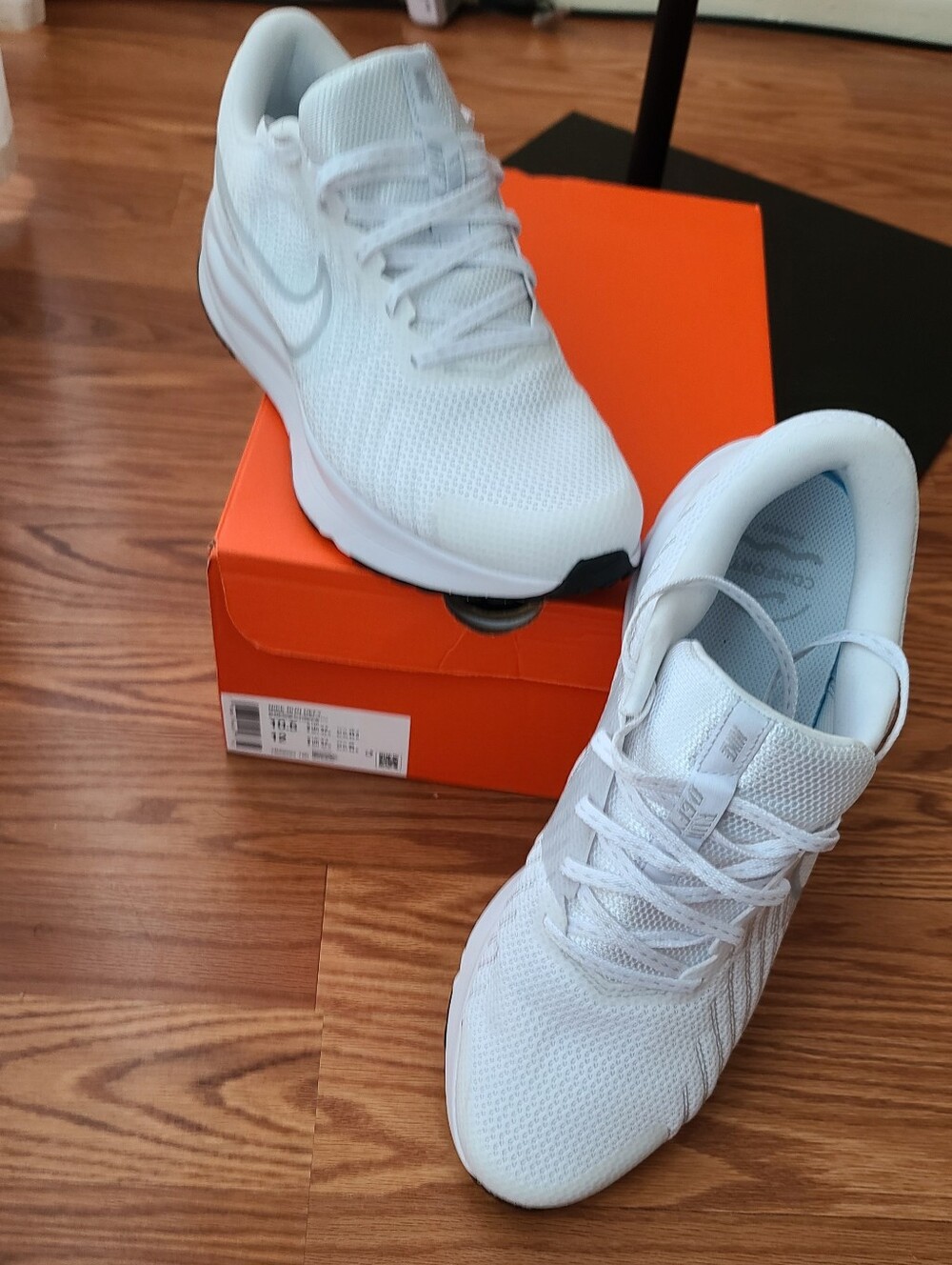 Nike White Running Shoes with Subtle Silver Swoosh Worn Once Womens 12 Mens 10.5 - Picture 5 of 6